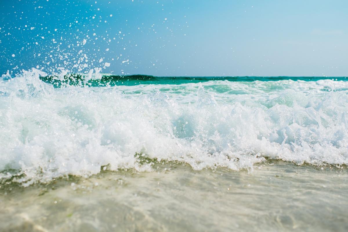 Bewonder de majestueuze watervallen die van de steile kliffen van Saba naar beneden stromen